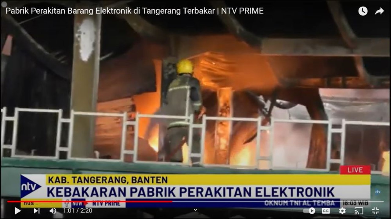 Petugas Damkar berjibaku memadamkan api yang melalap pabrik perakitan barang elektronik di Tangerang