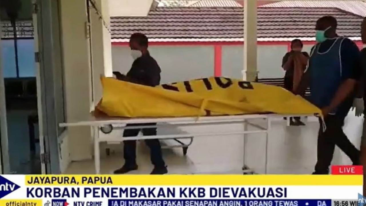 Aparat gabungan TNI-Polri berhasil mengevakuasi jenazah Aleksander Parapak yang merupakan korban penembakan Kelompok Kriminal Bersenjata di Intan Jaya.