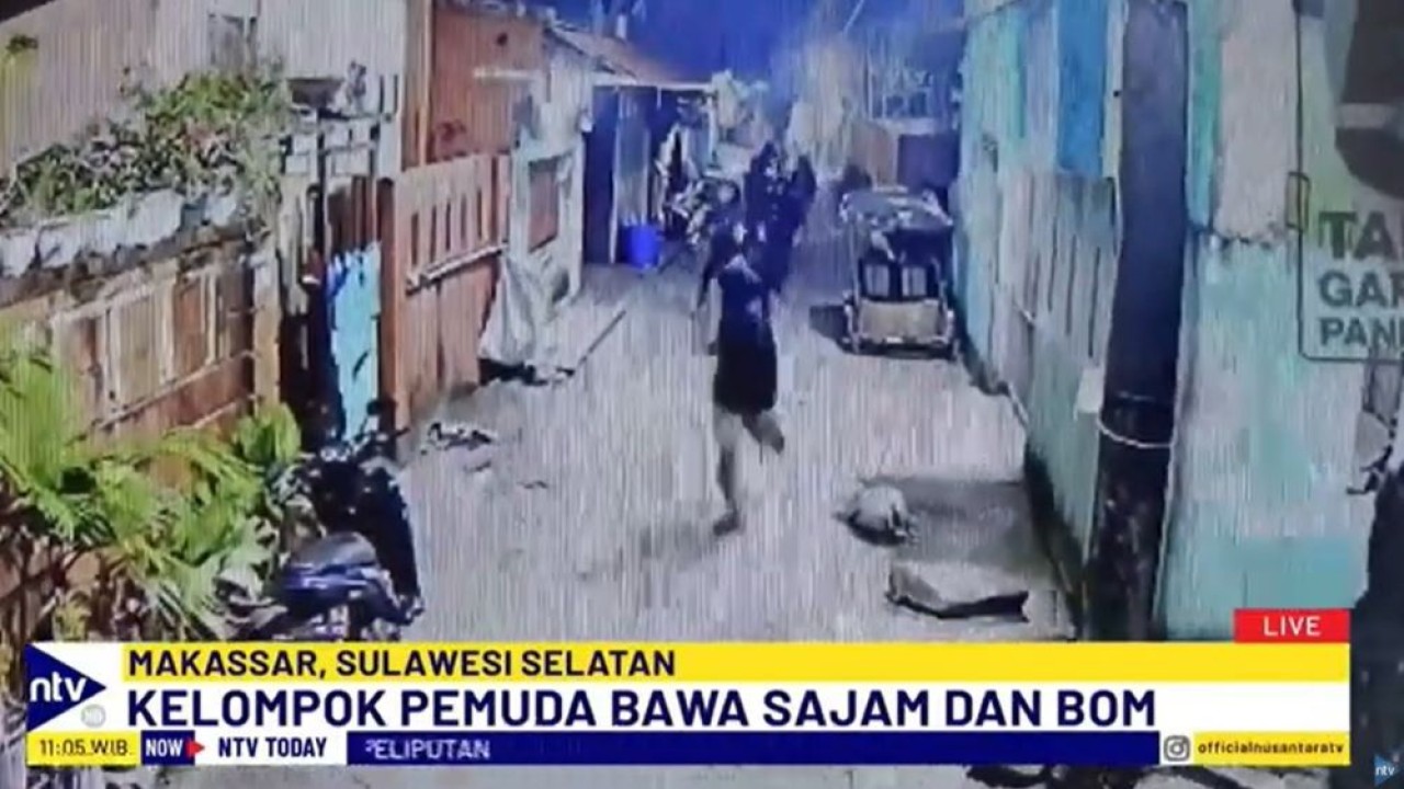 Rekaman CCTV memperlihatkan kedatangan kawanan pemuda yang melakukan penyerangan terhadap kos-kosan.