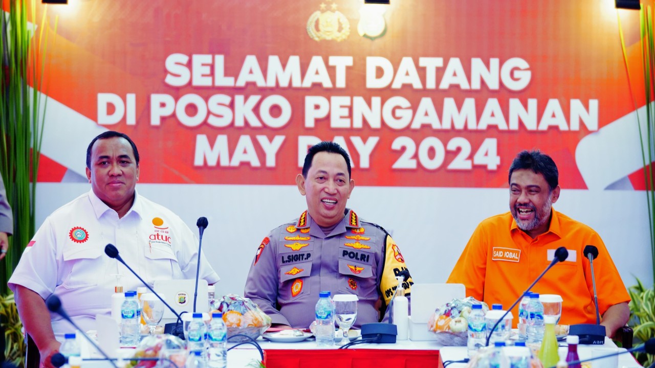 Pimpinan buruh bersama Kapolri Jenderal Listyo Sigit Prabowo saat peringatan May Day 2024 di Stadion Madya Senayan.