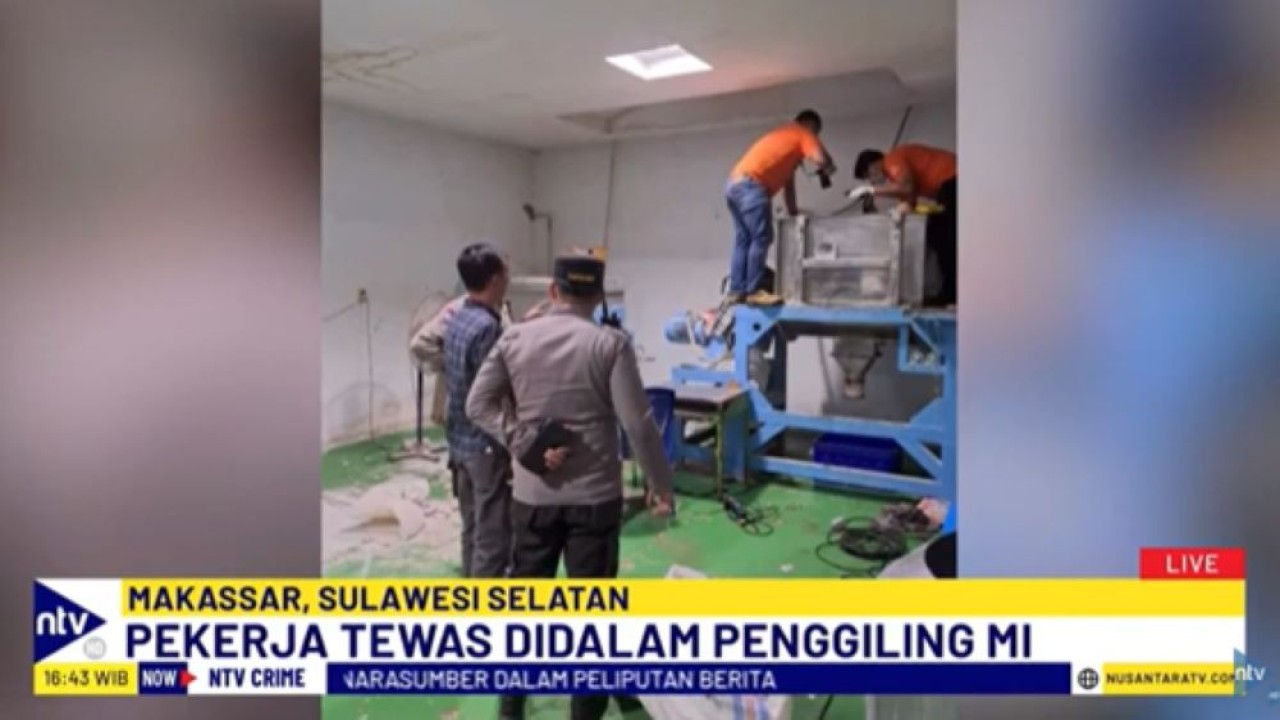 Polisi melakukan olah tempat kejadian perkara dalam peristiwa pekerja pabrik mie instan tewas karena terjatuh ke dalam mesin penggiling