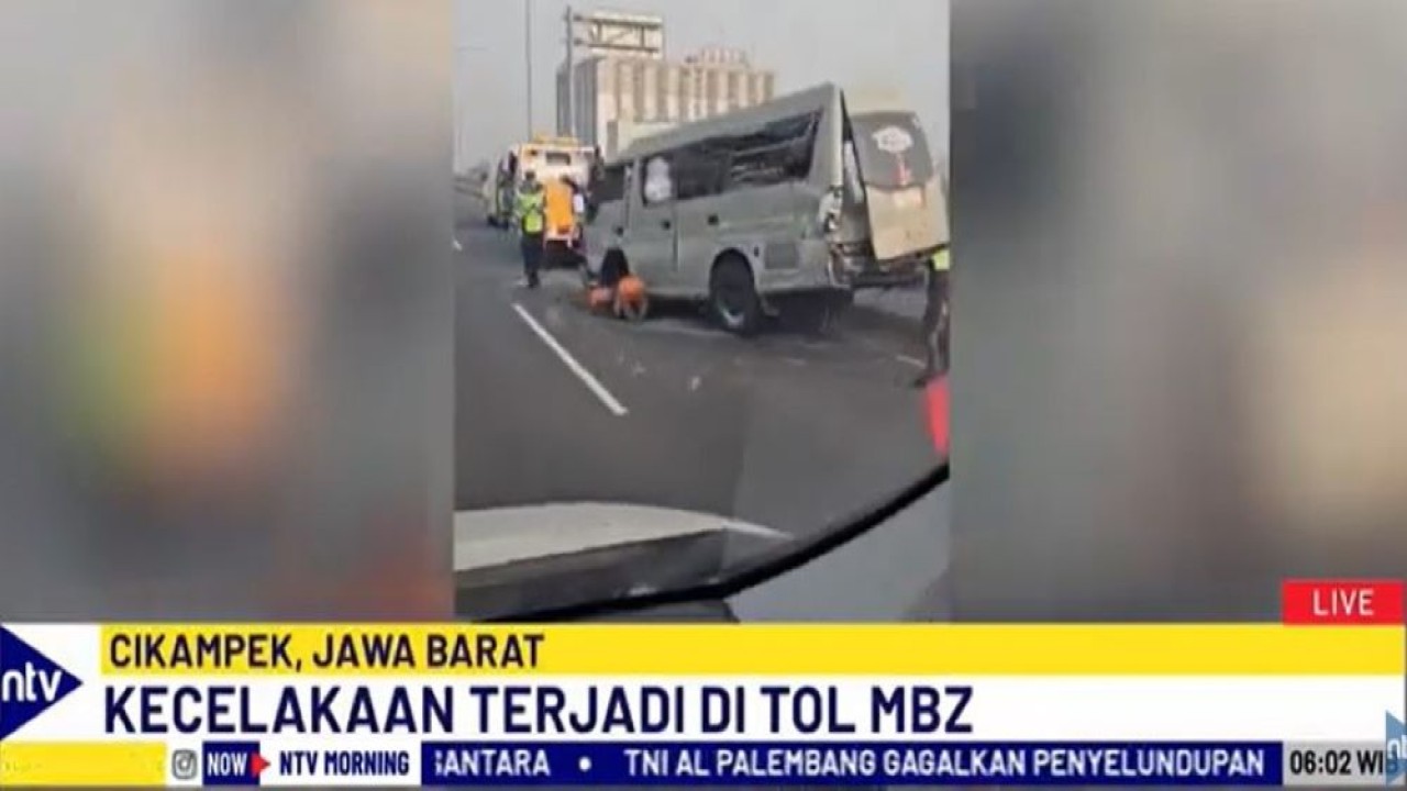 Mobil Toyota Fortuner berpelat dinas Polri 7-VIII milik Polda Jawa Barat mengalami kecelakaan di jalan Tol MBZ pada Senin (6/5/2024).