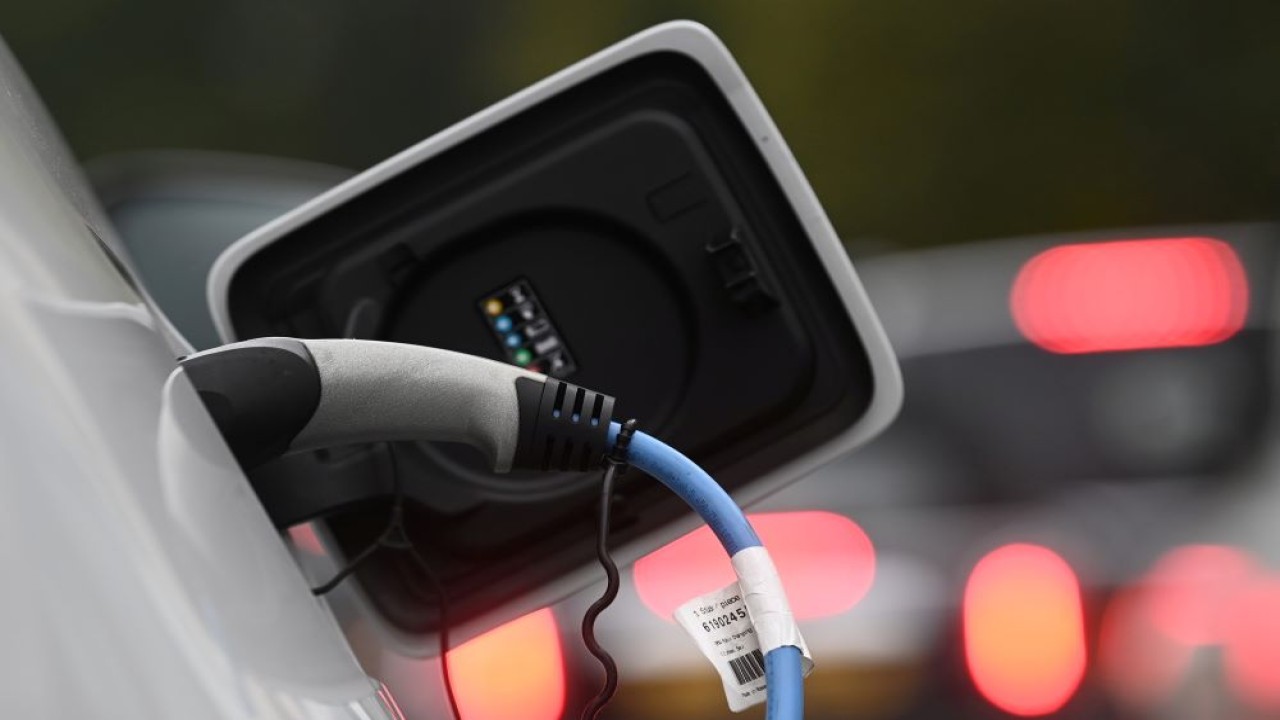 Mobil ramah lingkungan sedang melakukan pengisian daya. (Foto: Reuters)