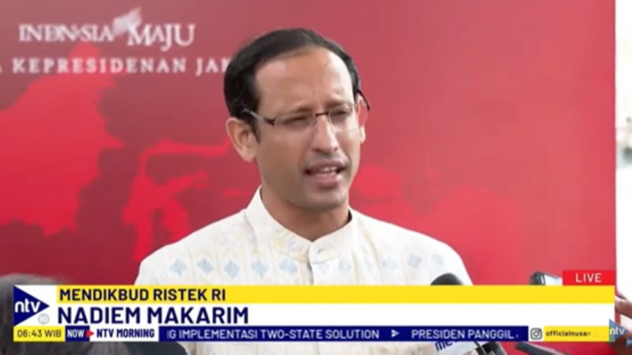 Mendikbudristek Nadiem Makarim memberi keterangan pers terkait pembatalan kenaikan UKT