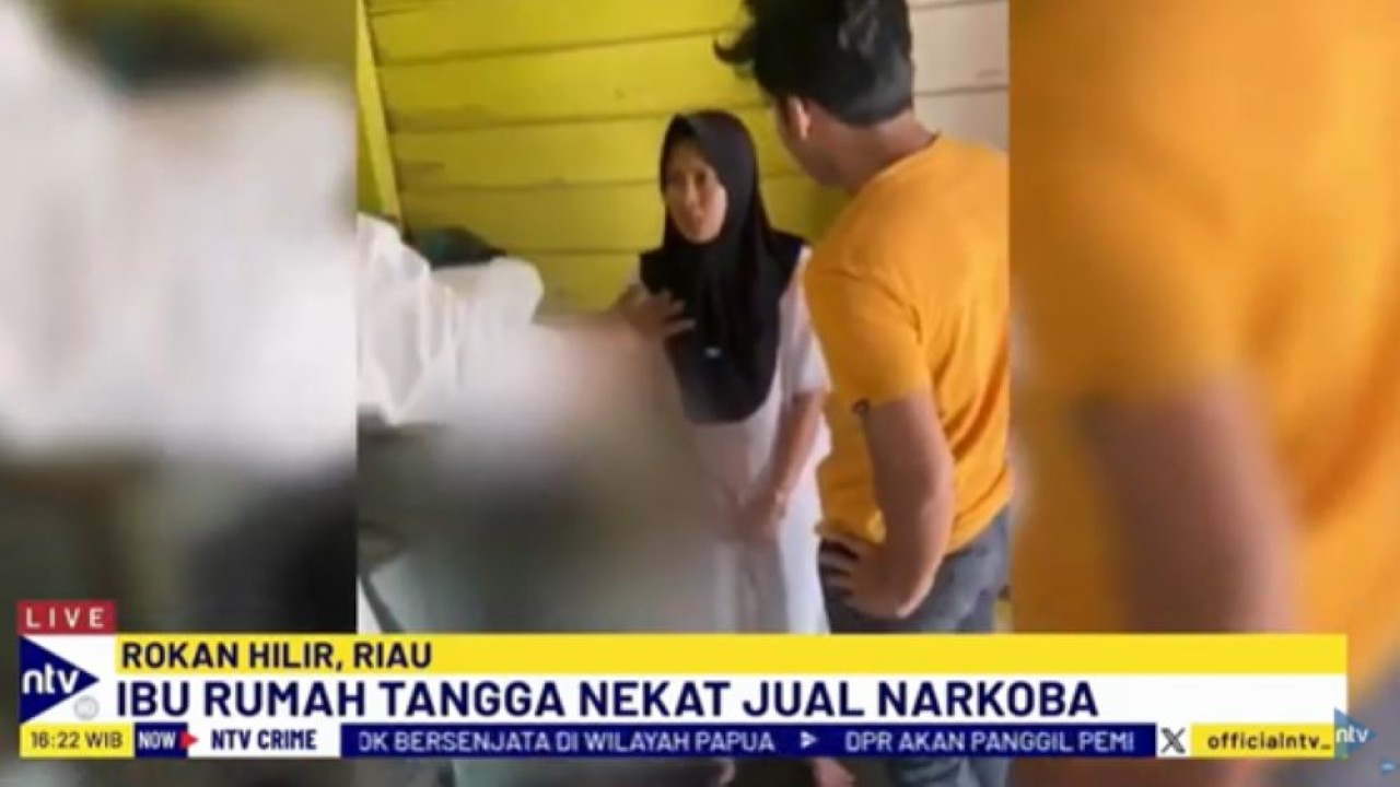 Petugas Satuan Reserse Narkoba Rokan Hilir menangkap seorang ibu rumah tangga yang kedapatan mengedarkan narkoba jenis sabu
