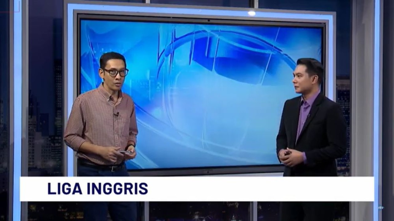 Analis Sepak Bola Erwin Fitriansyah (kiri) bersama host Muhammad Irsal dalam dialog NTV Sport di studio NusantaraTV.