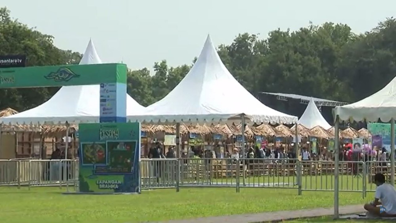 Para penonton yang ingin menyaksikan konser musik Rhapshody Nusantara sudah mulai memadati Lapangan Brahma Candi Prambanan
