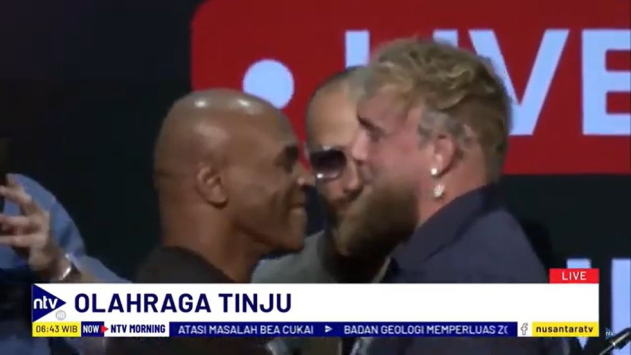 Mike Tyson dan bakal lawannya Jake Paul (kanan) dalam konferensi pers jelang pertandingan