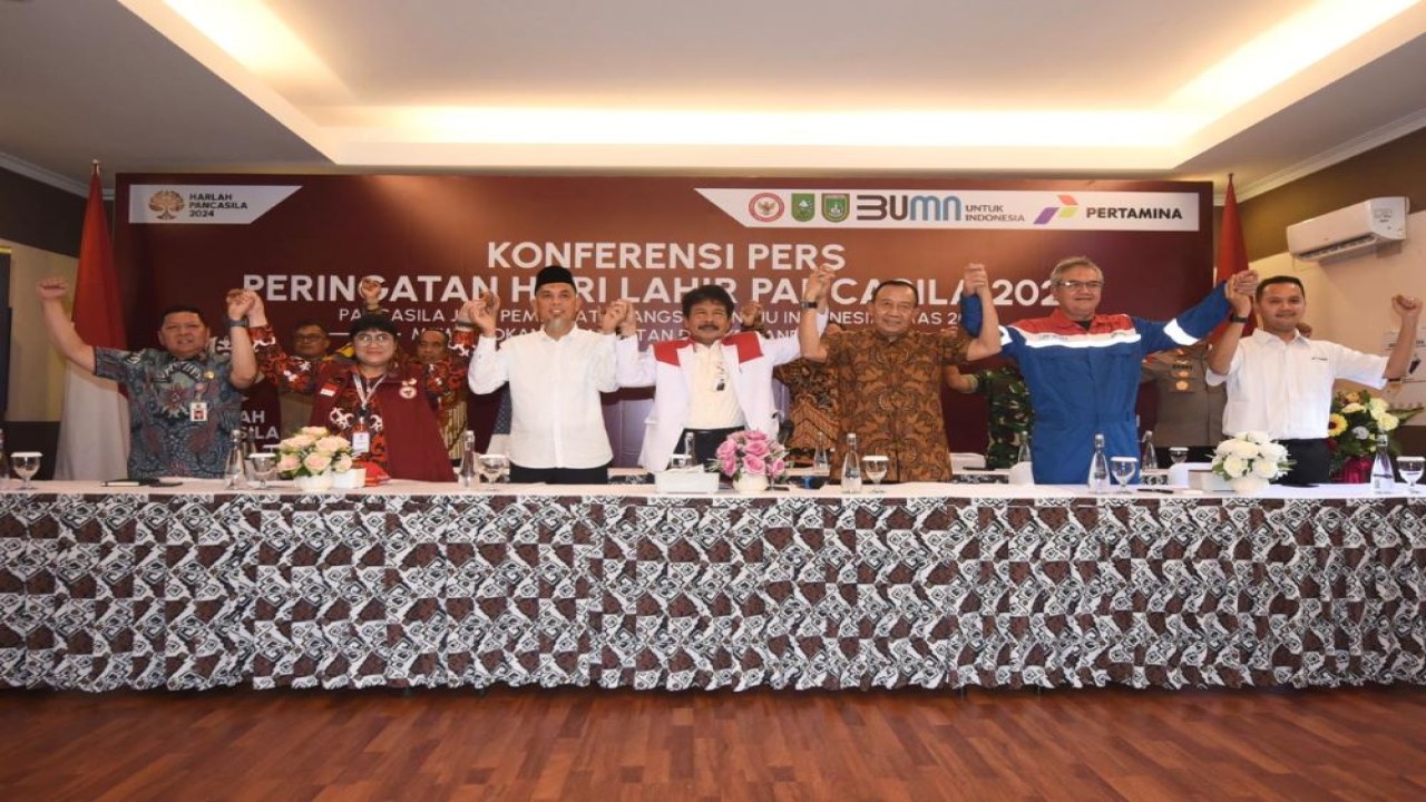 VP Corporate Communication Pertamina Fadjar Djoko Santoso saat konferensi pers kesiapan pelaksanaan Upacara Peringatan Hari Lahir Pancasila 2024 yang akan berlangsung di Lapangan Garuda Pertamina Hulu Rokan di Dumai/Foto: Dok Pertamina