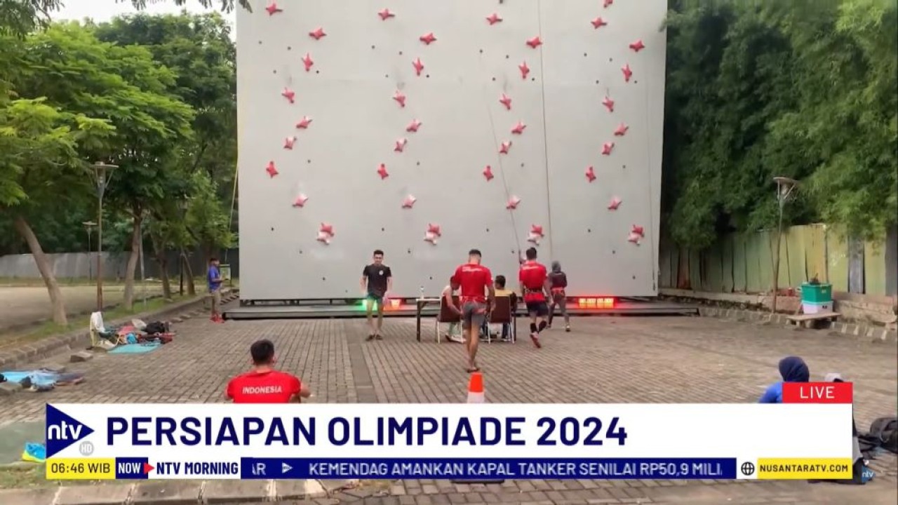 Para atlet panjat tebing Indonesia menjalani pemusatan latihan di halaman parkir Hotel Santika Premier< Bekasi sebagai persiapan tampil di Olimpiade 2024 Paris