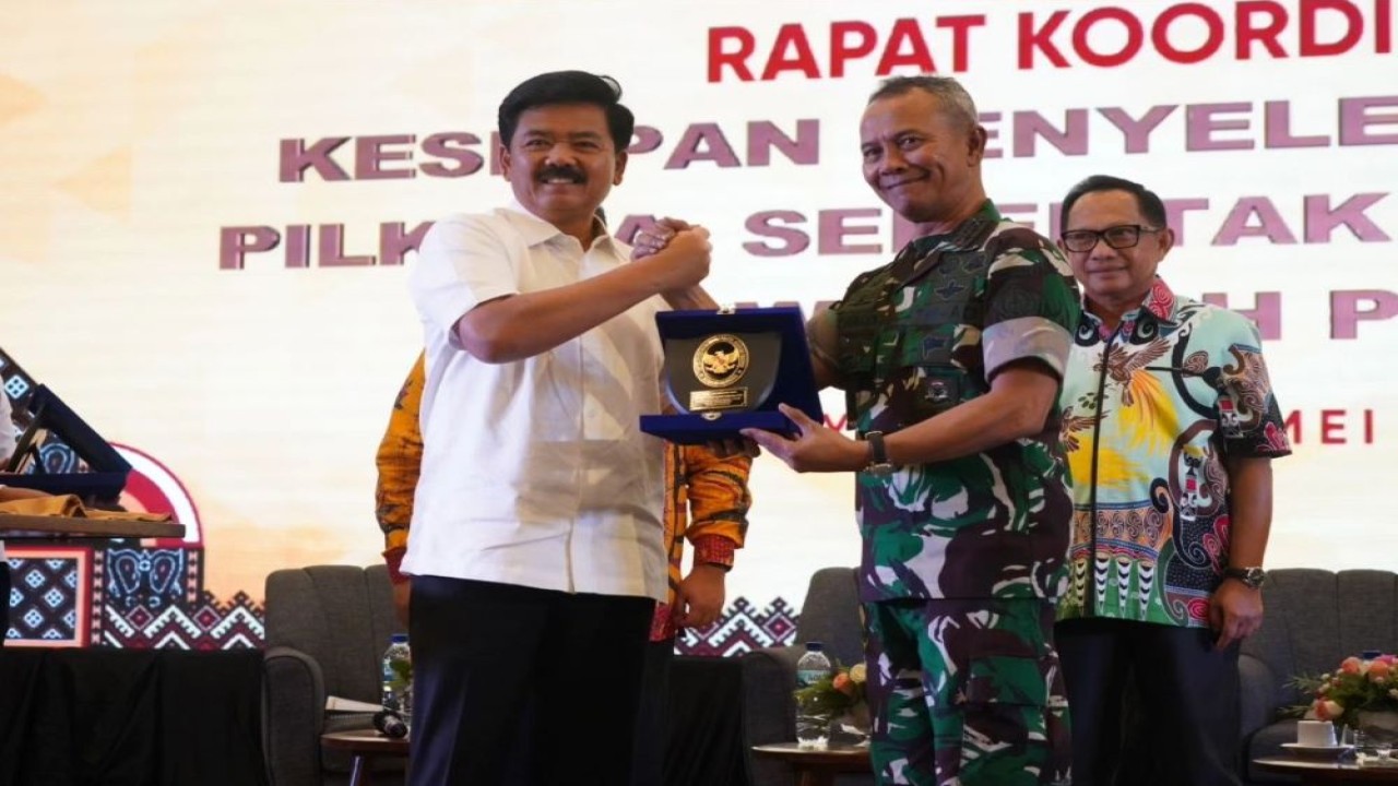 Pangkogabwilhan III Letjen TNI Richard Tampubolon (kanan) bersama Menko Polhukam Marsekal TNI (Purn) Hadi Tjahjanto pada Rapat Koordinasi Kesiapan Pilkada Serentak Tahun 2024 khususnya di Wilayah Papua/Dok Kogabwilhan
