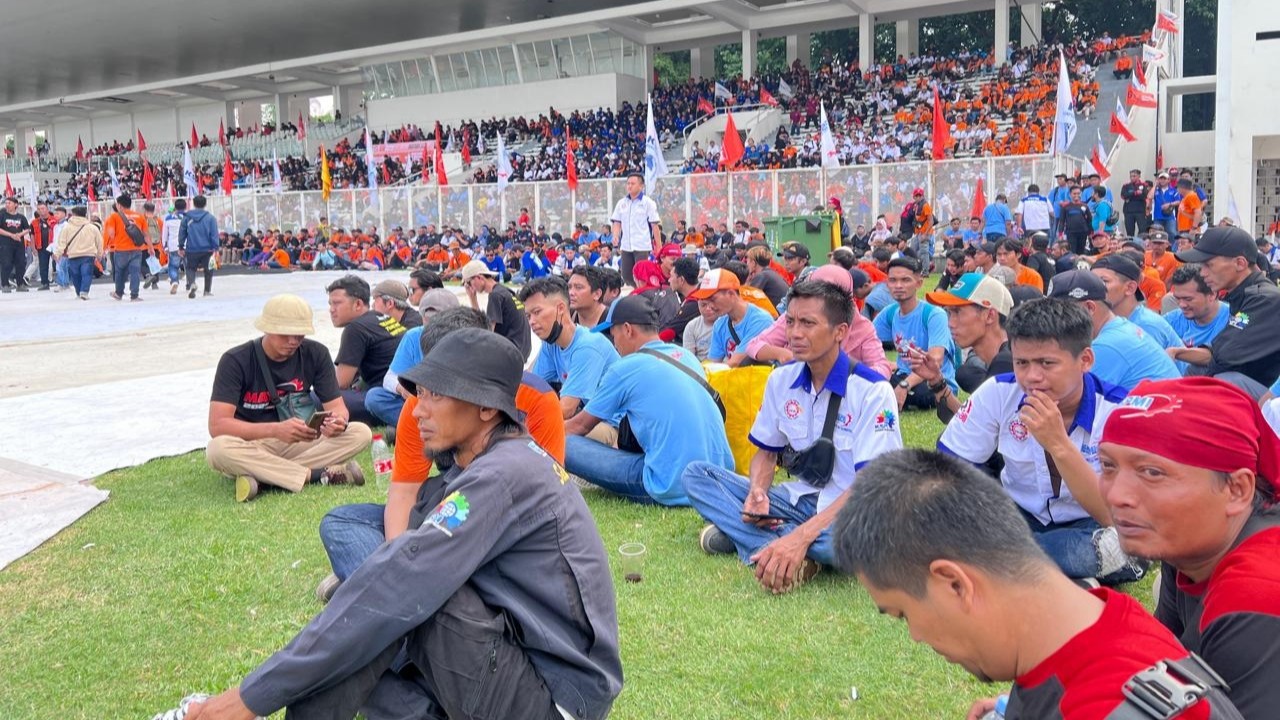 Para buruh yang mengikuti perayaan May Day 2024 di Stadion Madya Senayan.