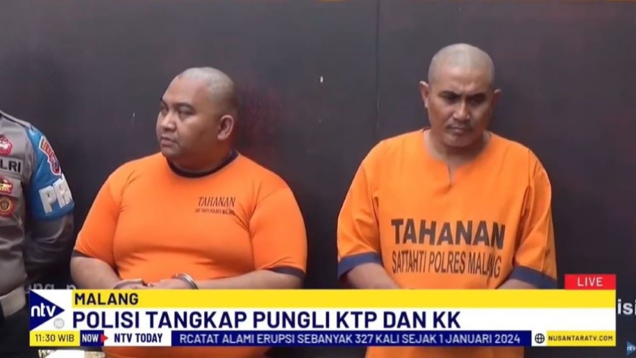 Dua pelaku pungutan liar yang ditangkap polisi di antaranya berinisial DKO, yang bekerja sebagai operator sistem informasi administrasi kependudukan, dan W yang bertugas sebagai calo.