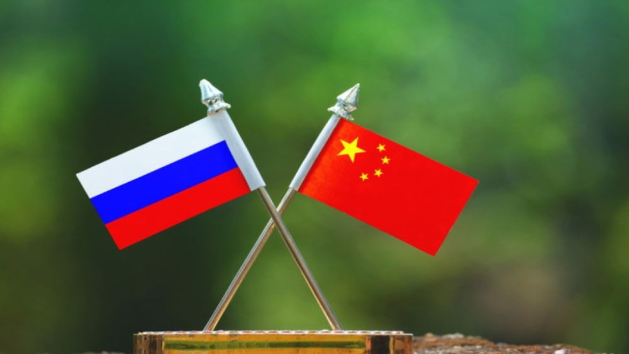 Ilustrasi. Bendera Rusia dan China. (Foto: Shutterstock)