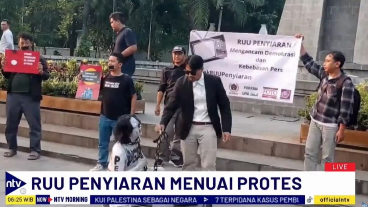 Jurnalis, seniman, dan mahasiswa menggelar aksi teatrikal menolak RUU Penyiaran.