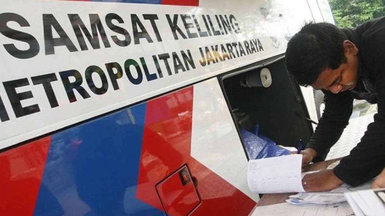 Ilustrasi. Seorang warga memanfaatkan layanan perpanjangan Samsat Keliling di Jakarta Pusat. (Foto: Herka Yanis Pangaribowo/pras/aa/ANTARA)