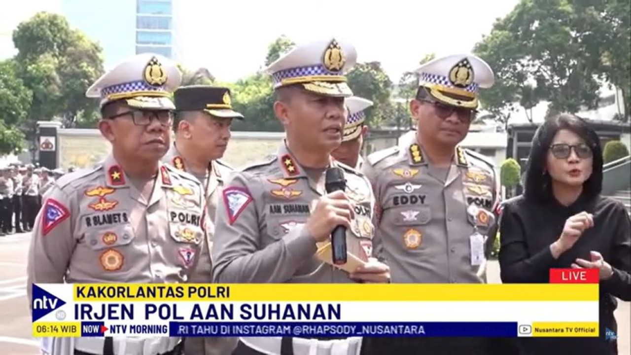 Kepala Korps Lalu Lintas (Kakorlantas) Polri Irjen Pol Aan Suhanan memberikan keterangan pers terkait penghentian sementara pengiriman surat tilang melalui aplikasi WhatsApp