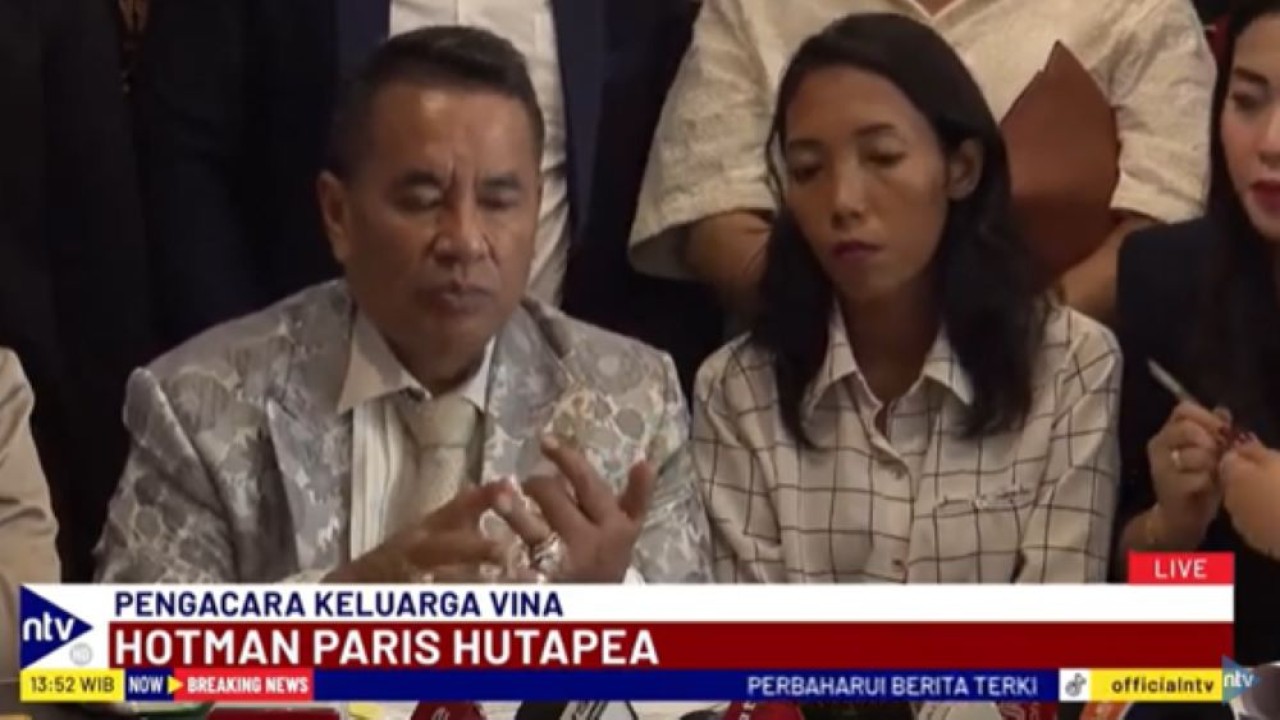 Hotman Paris selaku kuasa hukum keluarga Vina memberikan keterangan pers terkait penghilangan dua DPO