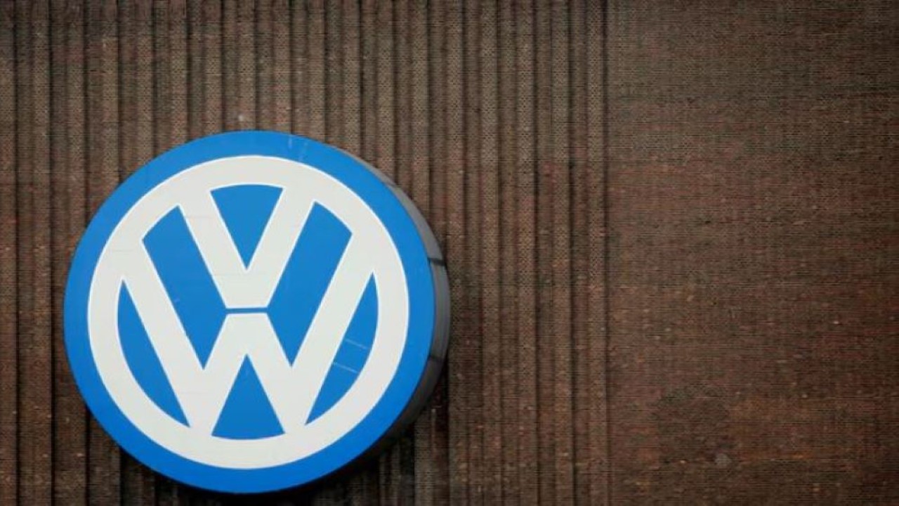 Logo Volkswagen di dinding fasilitas produksinya di Wolfsburg, Jerman, 28 April 2016. (Foto: Dok/Fabrizio Bensch/Reuters)