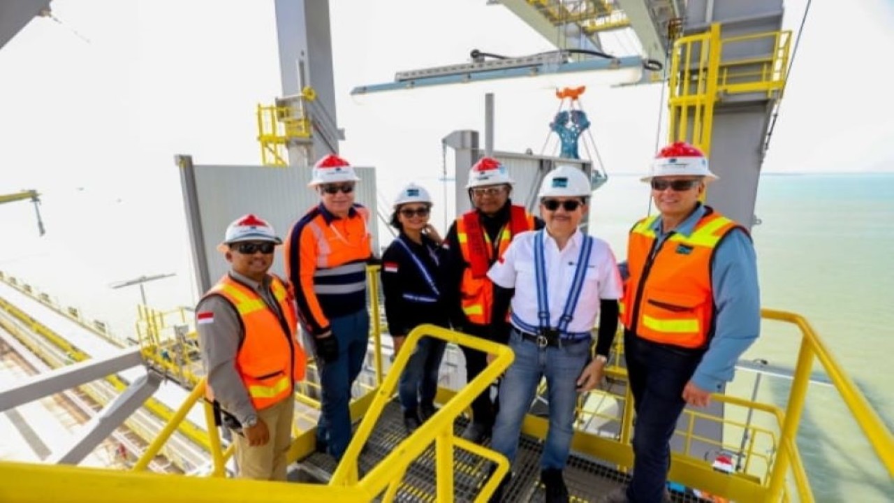 Tony Wenas, Presdir PTFI didampingi oleh Horst D.Garz, Executive Vice President  Corporate Planning and Business Strategy; Katri Krisnati Vice President Corporate  Communications PTFI; Venta Agustri Deputi Site Manager proyek smelter PTFI saat memantau proses commissioning conveyor dan ship unloader di Jetty/ist