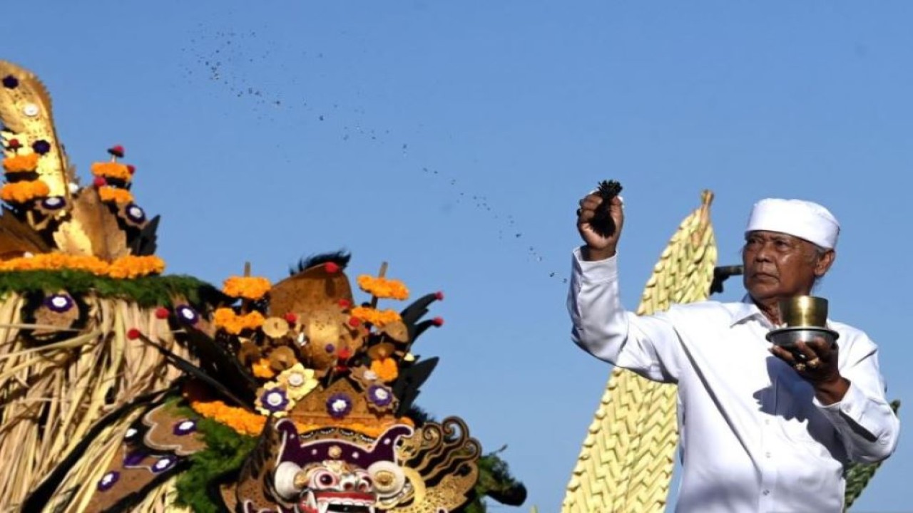 Seorang pemangku adat memercikkan air saat upacara Sagara Kerthi yang menjadi bagian dari acara World Water Forum ke-10 di Denpasar, Bali, pada 18 Mei 2024. (Foto: ANTARA FOTO/Media Center World Water Forum 2024/Fikri Yusuf/tom)