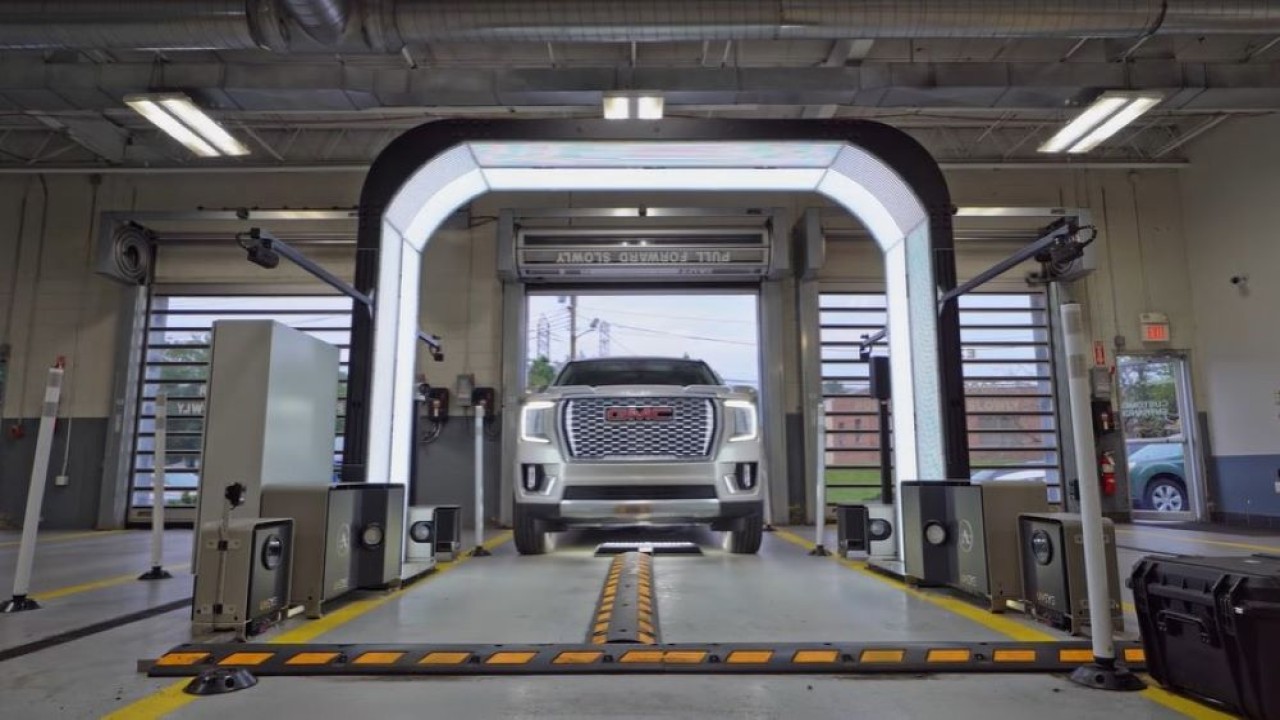 Selain digunakan dalam sistem infotainment, AI saat ini juga berperan dalam operasi dealer mobil. (Foto: Tangkapan layar)