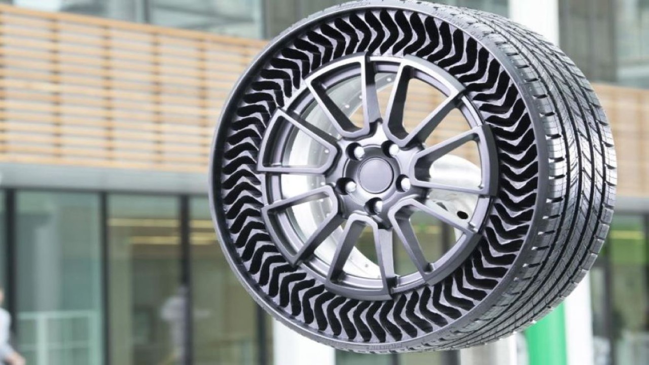 Ilustrasi. Tesla dikabarkan sedang melakukan pembicaraan dengan Michelin soal pengujian ban tanpa Udara Uptis. (Foto: Istimewa)