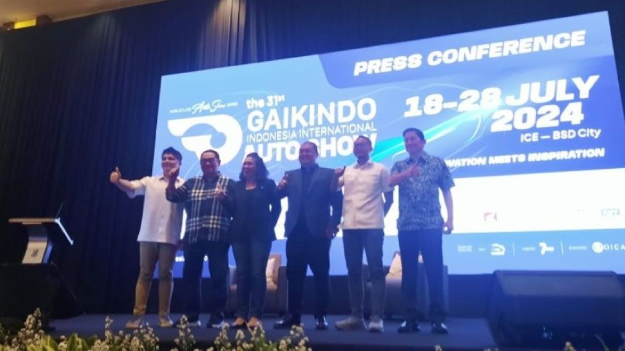 Penyelenggara kegiatan Gaikindo Indonesia International Auto Show (GIIAS) 2024, berfoto bersama usia jumpa wartawan di Jakarta, Rabu (12/6/2024). (Foto: ANTARA/Chairul Rohman)