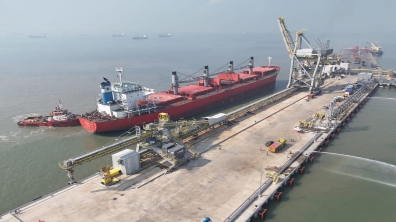 Kapal MV Unitama Lily bersandar di Pelabuhan Freeport di Kawasan Ekonomi Khusus (KEK) JIIPE Gresik. Kapal tiba pada Jumat (21/6) sekitar pukul 09.00 WIB. Kapal membawa total 22.000 ton konsentrat tembaga dengan rincian 10.000 ton dimurnikan di PT Smelting Gresik dan 12.000 ton dimurnikan di Smelter PTFI/istimewa