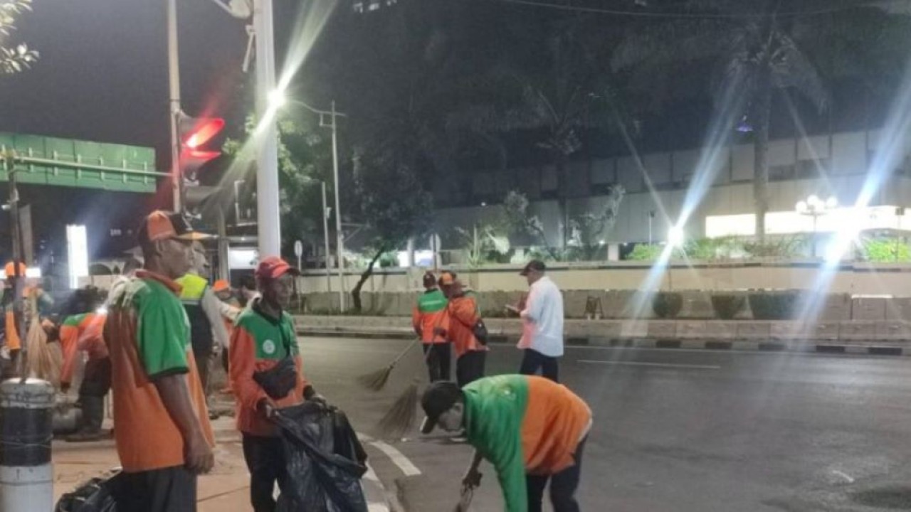 Bersih-bersih di Kawasan MH Thamrin usai perayaan Hari Ulang Tahun (HUT) ke-497 Jakarta, Sabtu (22/6/2024). (Foto: ANTARA/Ho-Suku Dinas Lingkungan Hidup Jakarta Pusat)