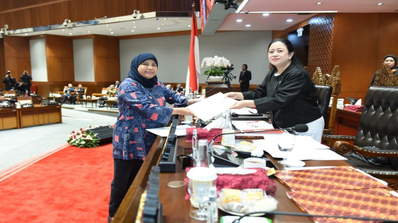 Ketua DPR RI Puan Maharani saat menerima laporan dari Wakil Ketua Komisi VIII DPR RI Diah Pitaloka terkait RUU Tentang Kesejahteraan Ibu dan Anak Pada Fase Seribu Hari Pertama Kehidupan menjadi Undang-Undang. Foto: Jaka/vel