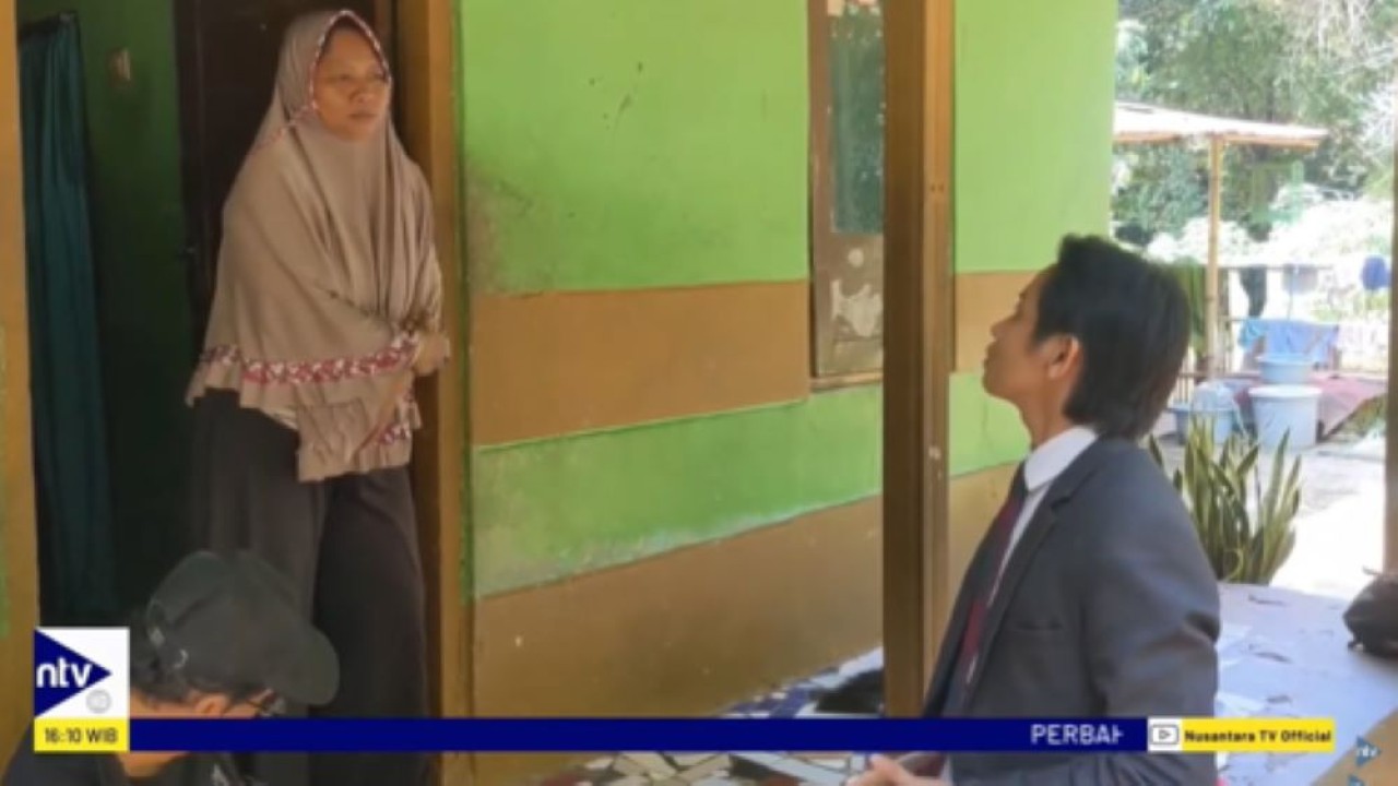 Ibu Pegi Setiawan bersama kuasa hukum anaknya, Toni RM