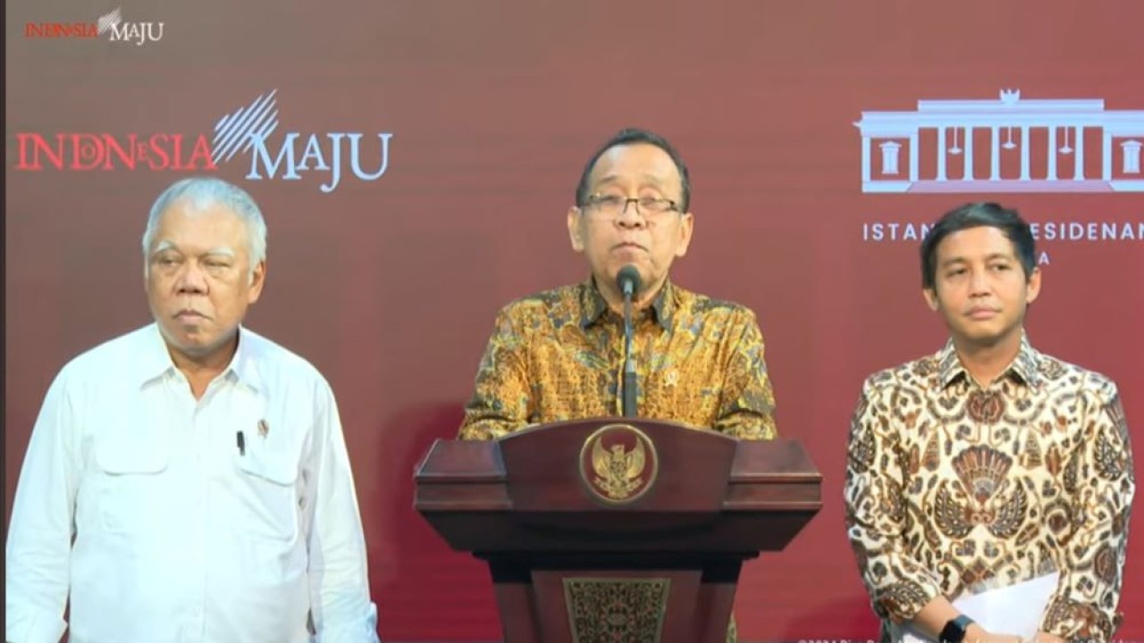 Menteri Sekretaris Negara Pratikno memberikan keterangan pers terkait mundurnya Kepala dan Wakil Kepala Otorita IKN dan mengangkat Menteri PUPR Basuki Hadimuljono (kiri) dan Raja Juli Antoni (kanan) sebagai Plt/ist