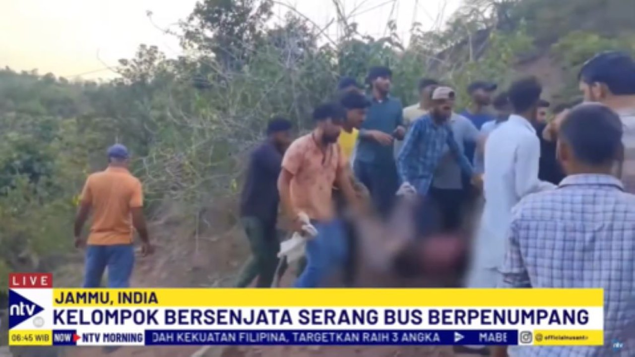 Tim Penyelamat dan warga sekitar mengevakuasi para penumpang bus yang menjadi korban penembakan di India/tangkapan layar NTV