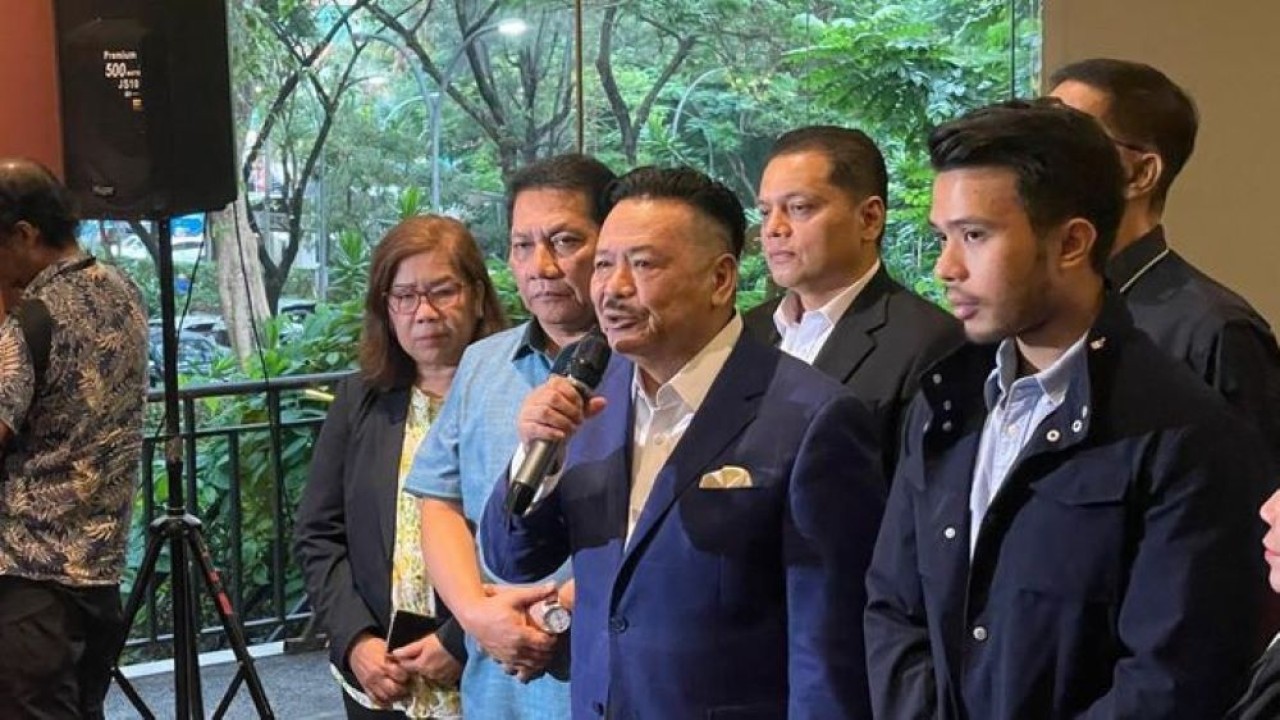 Ketua Tim Kuasa Hukum Presiden Jokowi, Otto Hasibuan memberikan keterangan pers terkait putusan PN Jakpus yang menolak gugatan terhadap Jokowi