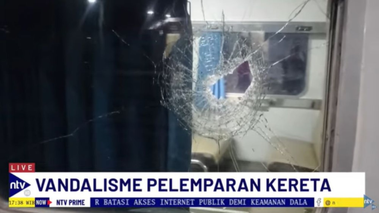Kaca di tujuh gerbong KA Pasundan hancur akibat dilempari batu oleh sejumlah orang tak dikenal