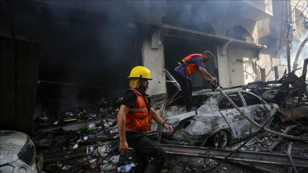 Tim pertahanan sipil berusaha memadamkan api yang terjadi pasca serangan Israel di kamp Nuseirat di Deir al Balah, Gaza, pada 8 Juni 2024. (Foto: Anadolu Agency)
