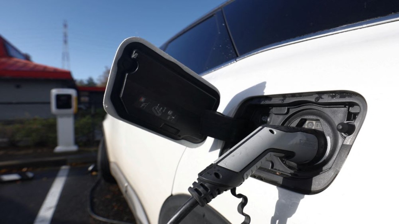 Ilustrasi. Kendaraan listrik sedang melakukan pengisian daya. (Foto: Reuters)