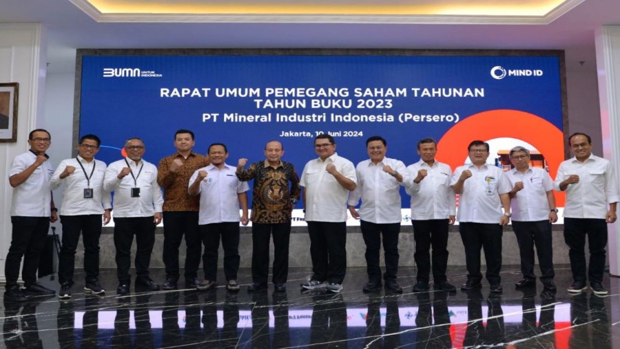 Direktur Utama MIND ID Hendi Prio Santoso bersama para komisaris dan jajaran direksi MIND ID saat Rapat Umum Pemegang Saham Tahunan (RUPST) Tahun Buku 2023, Selasa (11/6)/istimewa