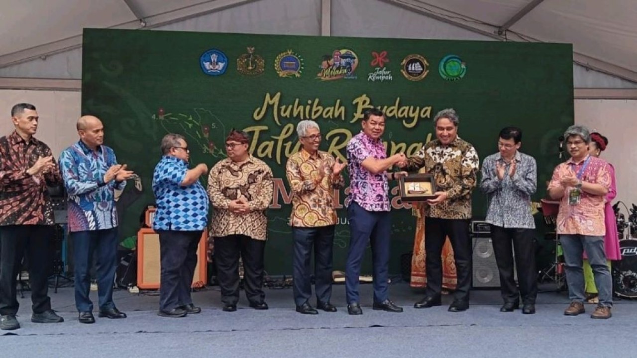 Direktur Jenderal Kebudayaan Hilmar Farid memberikan cinderamata kepada Exco Pelancongan, Warisan, Seni, dan Budaya Melaka YB Datu Wira Abdul Razak bin Abdul Rahman dalam acara pembukaan Muhibah Budaya Jalur Rempah di Kota Melaka, Minggu, 30 Juni 2024.