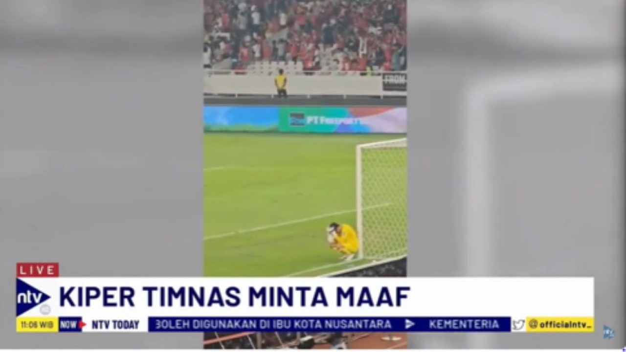 Ernando Ari berjongkok dengan kedua tangan memegang kepalanya di samping gawang menunjukan penyesalan mendalam usai dikalahkan Irak