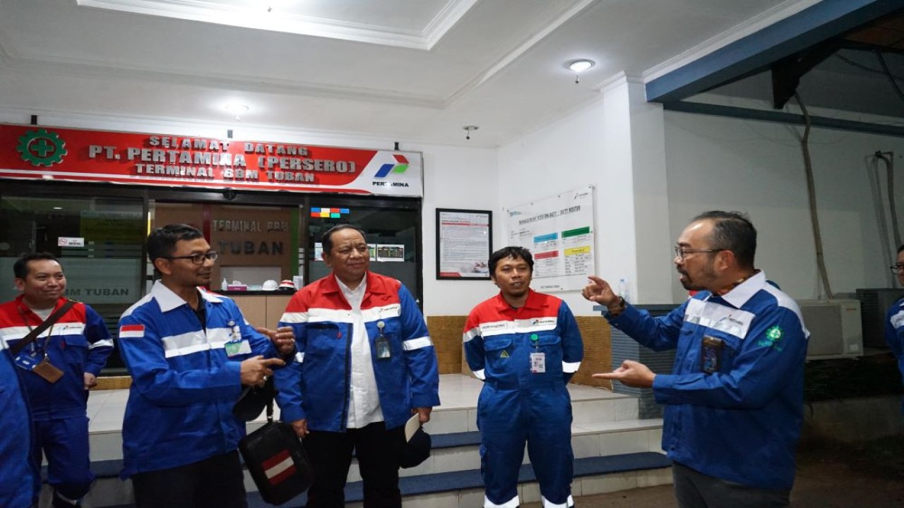 Direktur Utama PT Pertamina Patra Niaga, Riva Siahaan mengecek langsung Terminal BBM Tuban paska kebocoran BBM jenis Pertamax yang terjadi di dalam area Terminal/istimewa