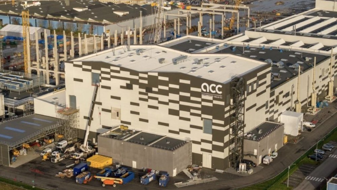 Raksasa otomotif Eropa, Mercedes-Benz dan Stellantis menghentikan proyek pabrik baterai kendaraan listrik mereka di Eropa. (Foto: ArenaEV)