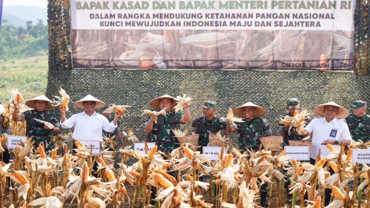 Kasad Jenderal TNI Maruli Simanjuntak, M.Sc bersama Menteri Pertanian (Mentan) Andi Amran Sulaiman dan Panglima Kostrad (Pangkostrad) Letjen TNI Muhammad Saleh Mustafa, melaksanakan panen raya jagung dan singkong sebagai wujud program Ketahanan Pangan TNI AD di lahan ketahanan pangan Kostrad, bertempat di Desa Neglasari, Kecamatan Ciemas, Kabupaten Sukabumi, Jawa Barat. Selasa (4/6/2024)/istimewa.
