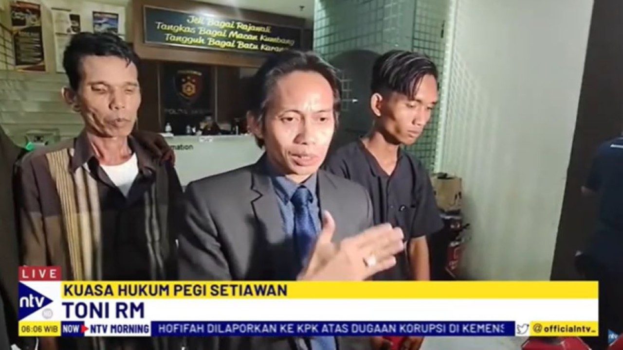 Kuasa hukum Pegi Setiawan, Toni RM memberikan keterangan pers terkait hasil pemeriksaan dua saksi meringankan Pegi Setiawan yakni Robi Setiawan dan Mulyadi oleh penyidik Polda Jabar
