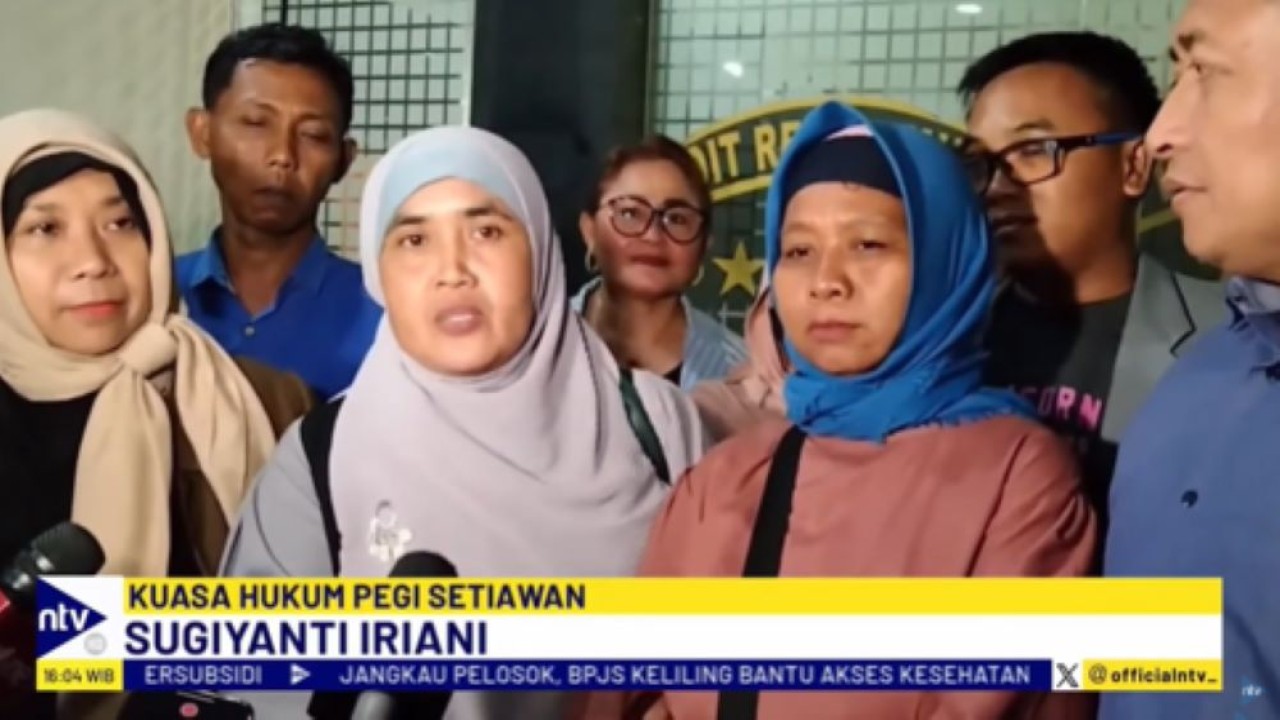 Kuasa hukum Pegi Setiawan Sugiyanti Iriani memberikan keterangan pers terkait penyitaan akun Facebook kliennya oleh kepolisian