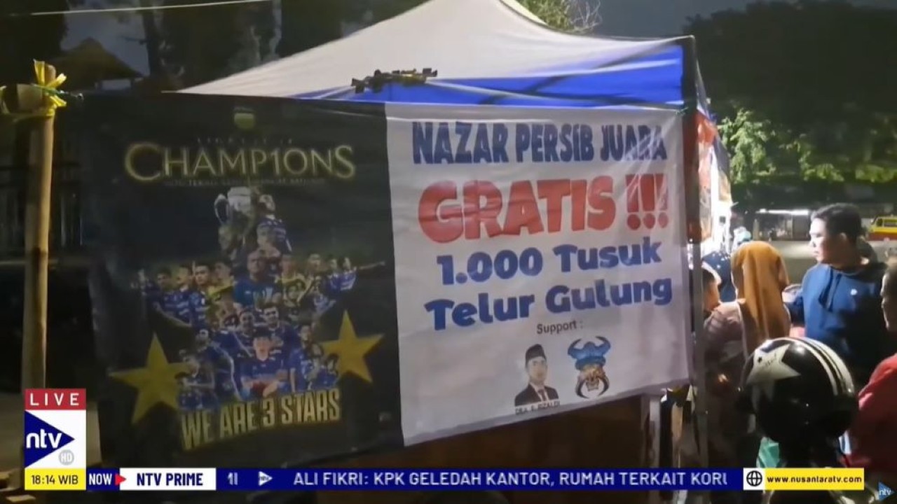 Seorang pedagang telur gulung di Karawang, Jawa Barat, menggratiskan dagangannya 1.000 tusuk telur gulung kepada masyarakat dan pelanggan sebagai nazar Persib Bandung juara Liga 1.