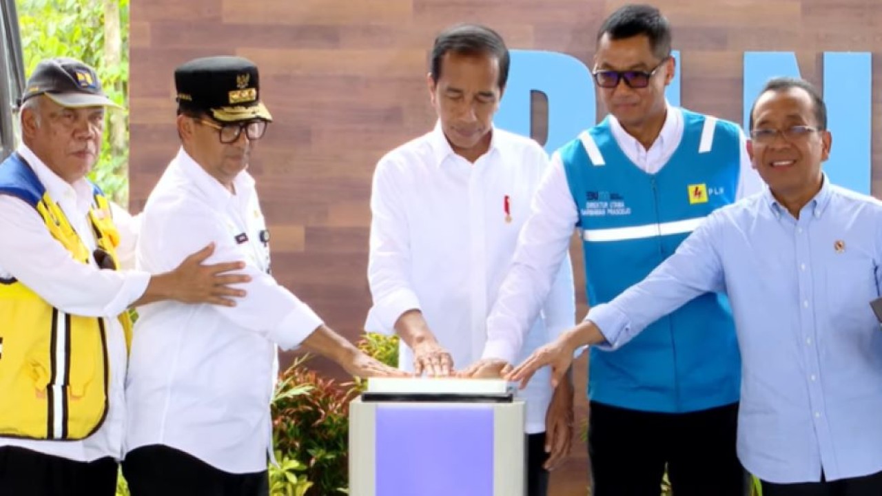 Presiden Jokowi didampingi Menteri Sekretaris Negara, Pratikno, Plt Kepala Otorita IKN Basuki Hadimuljono, Dirut PLN Darmawan Prasodjo dan Pj Gubernur Kalimantan Timur, Akmal Malik meresmikan peletakan batu pertama atau groundbreaking PLN Hub di IKN/tangkapan layar YouTube Sekretariat Presiden