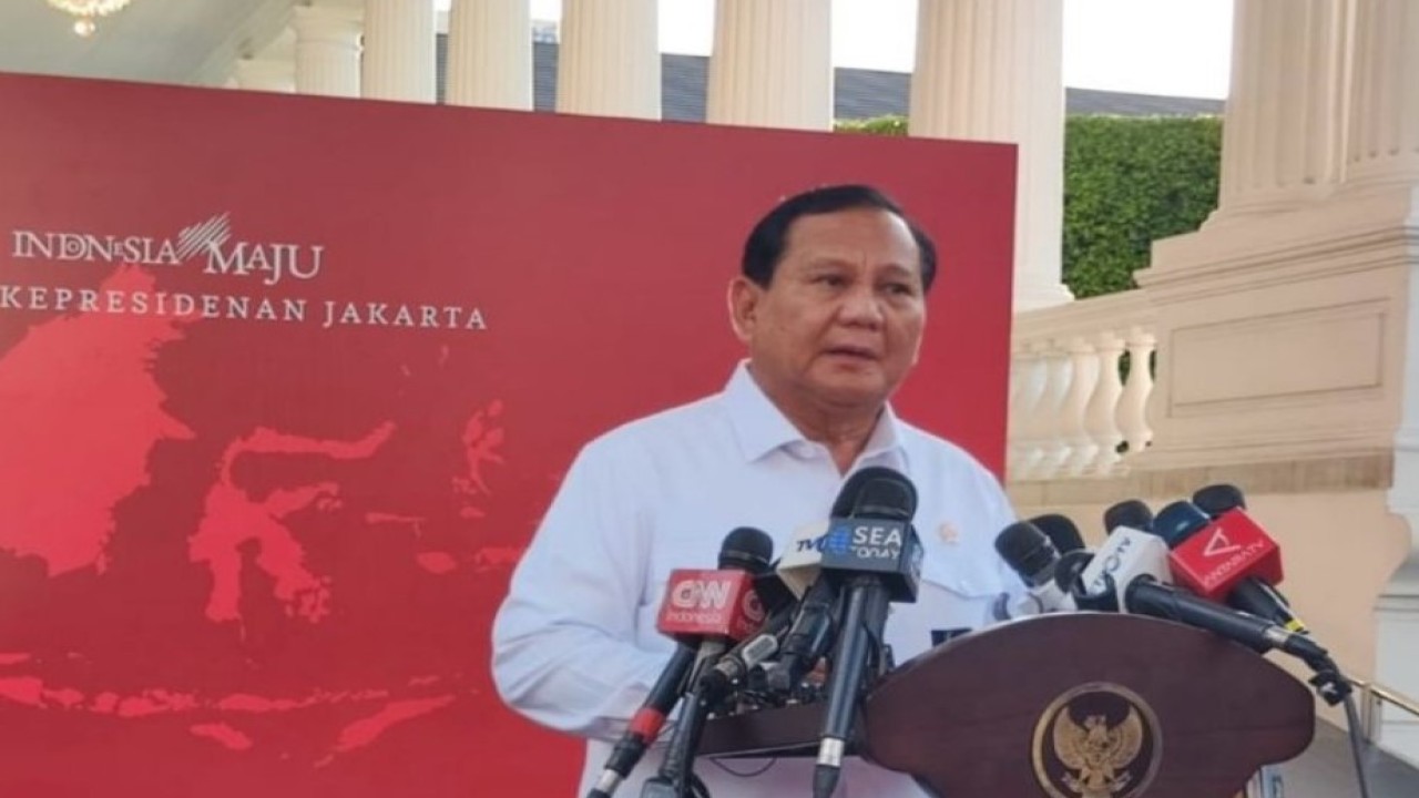 Menteri Pertahanan Prabowo Subianto memberikan keterangan pers kepada wartawan di Istana Kepresidenan, Jakarta, Kamis (13/6/2024). (Foto: ANTARA/Mentari Dwi Gayati)