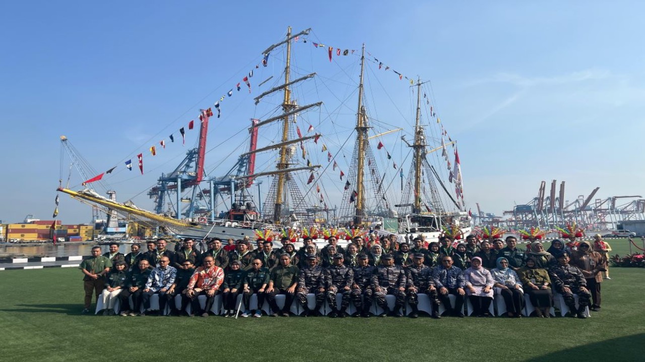 Direktur Jenderal Kebudayaan, Kemendikbudristek, Hilmar Farid dan Kepala Staf Komando Armada (Kaskoarmada) RI Laksamana Muda TNI Didong Rio Duto Purwo Kuntjoro berfoto bersama para Laskar Rempah yang akan melakukan pelayaran MBJR 2024 menggunakan kapal KRI Dewaruci/Dok Kemendikbudristek